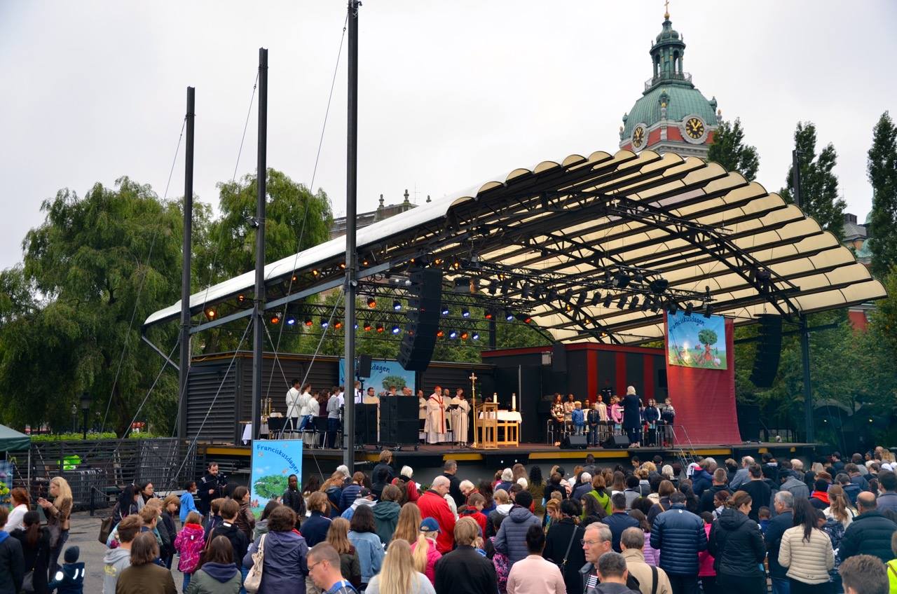 Mässa med kardinal Anders Arborelius i Kungsträdgården.