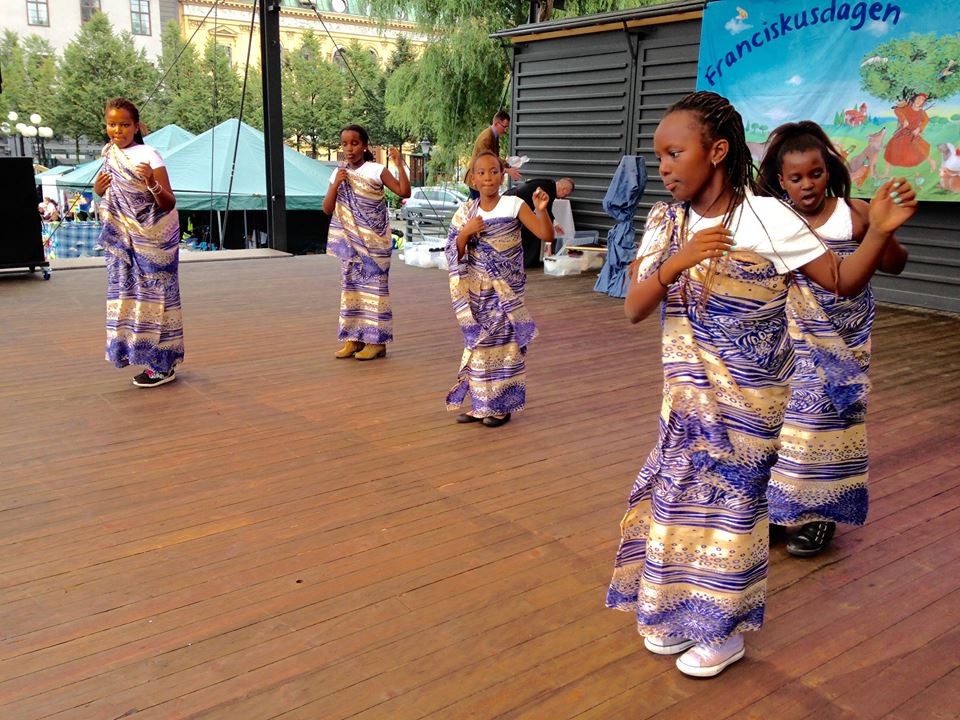 Den burunidiska barndansgruppen från Sala framförde afrikansk dans.
