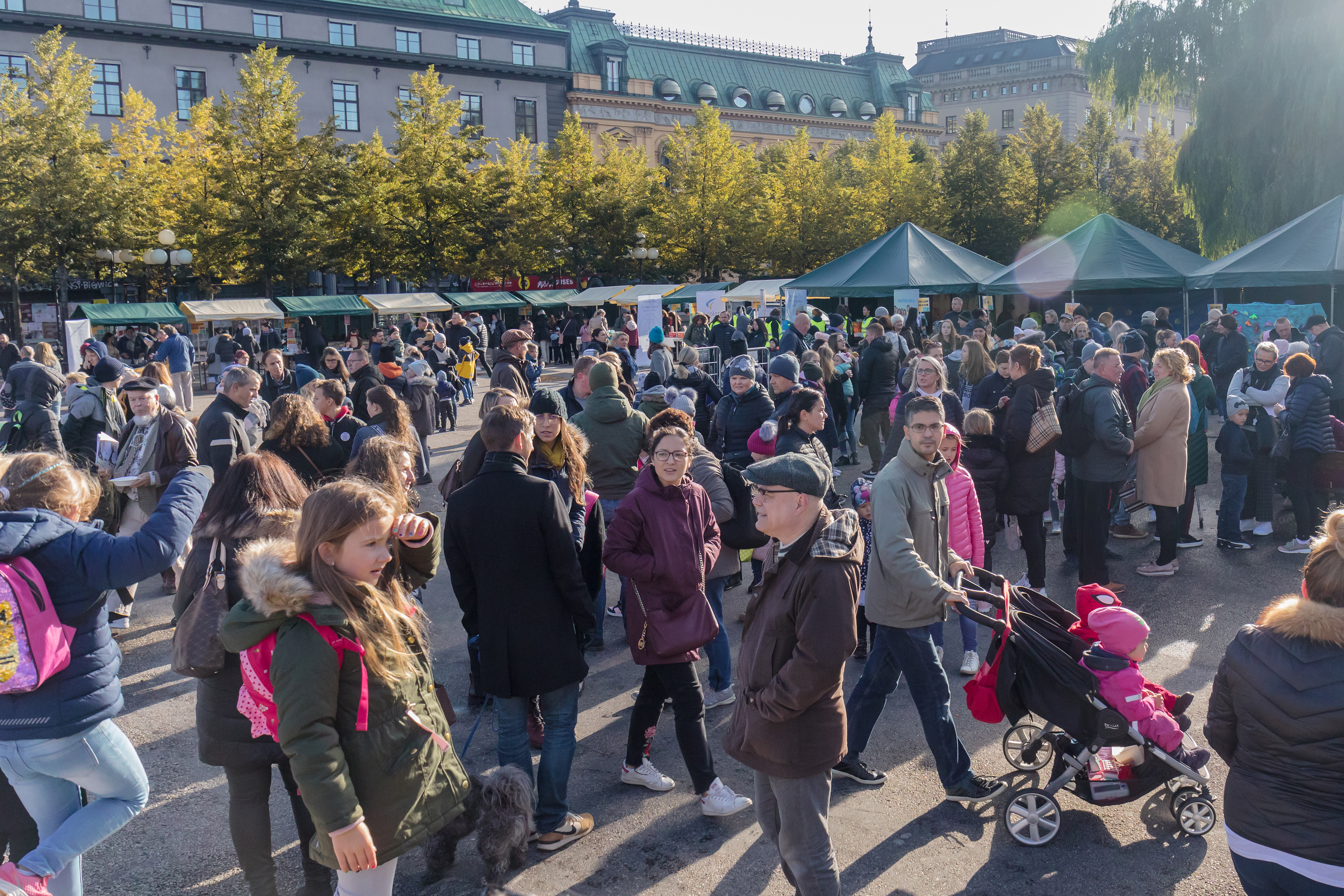 Samlas, träffa andra, upplev en dag för hela familjen mitt i Stockholm.